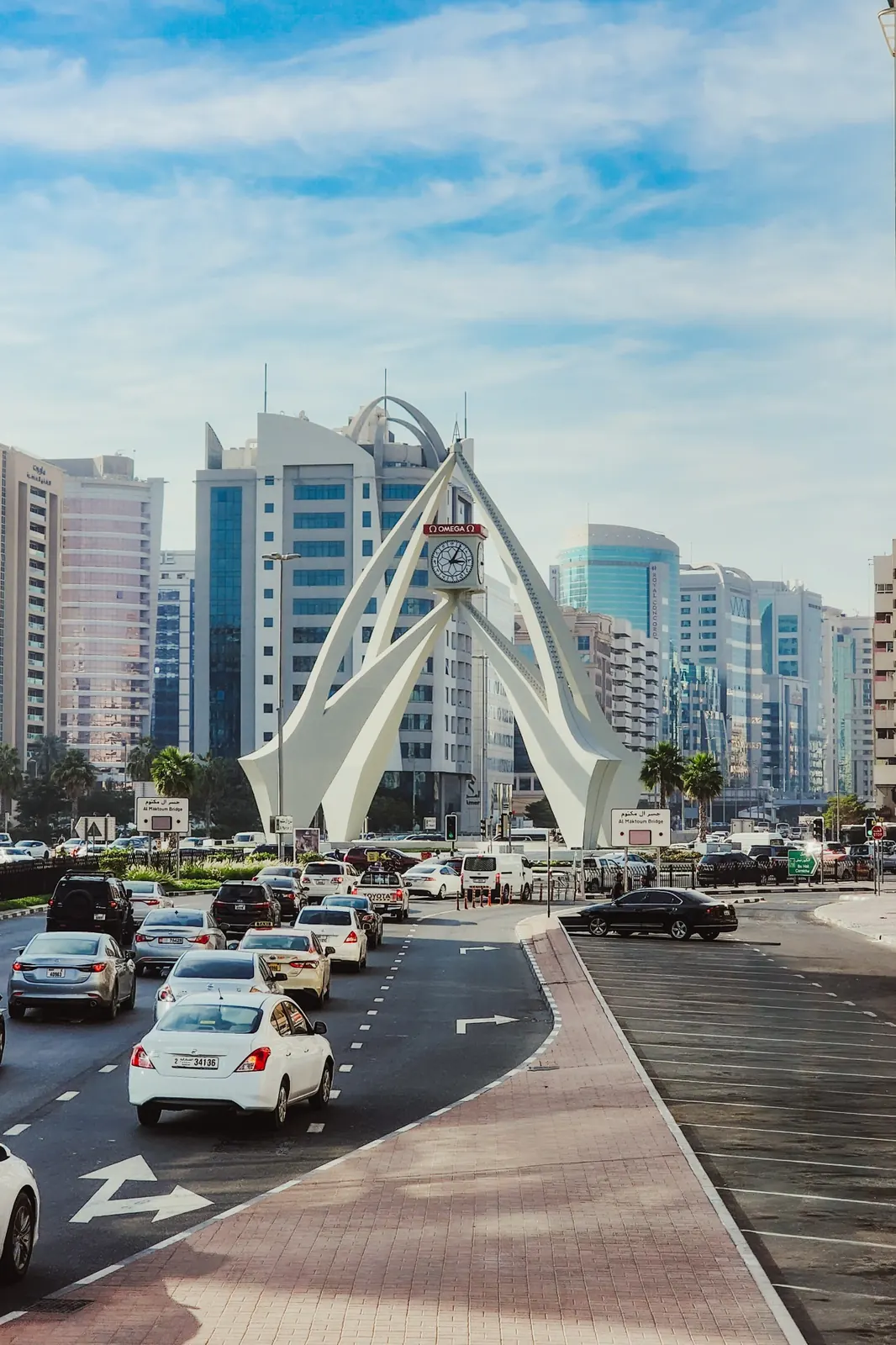 Dubai városi út és óraépítmény